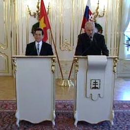 Part 1 - Official visit by President of the Socialistic Republic of Vietnam H. E. NGUYEN MINH TRIET with his wife Bratislava Presidential Palace Press conference 17 December 2009 [new window]